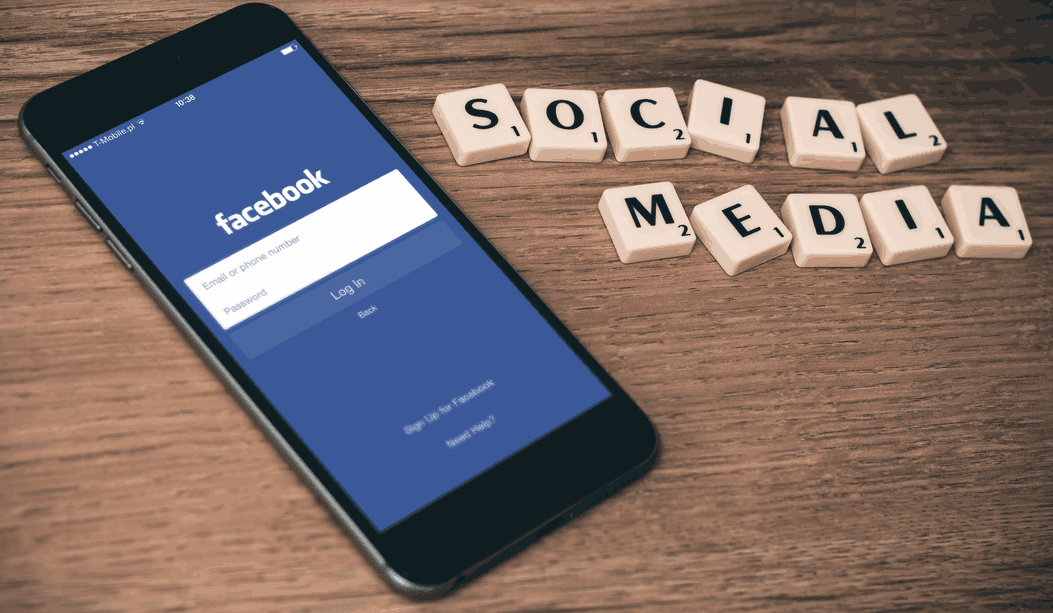 Un iphone avec des pièces de scrabble qui écrivent "Social Media"