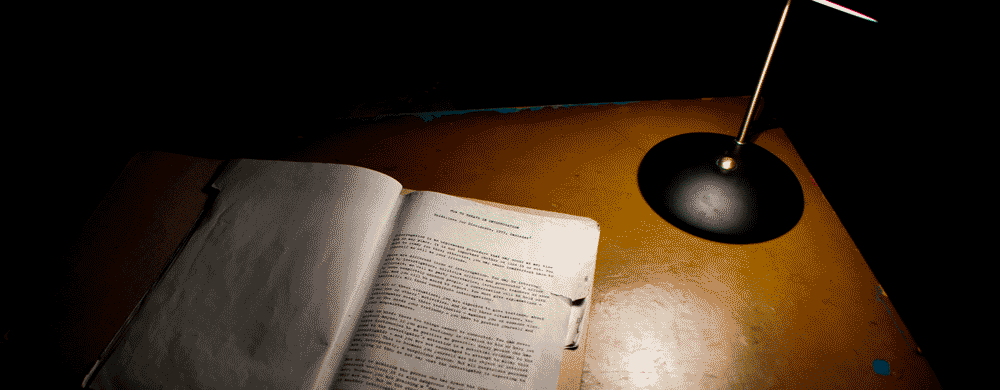 un document ouvert sur un bureau sombre, mal éclairé. Pour évoquer le labeur tardif nocturne en plus des tâches essentielles sur Via Nebula.